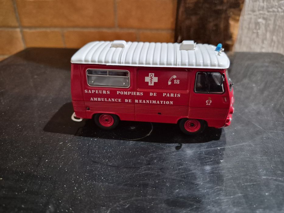 Veiculo ambulância Hachette