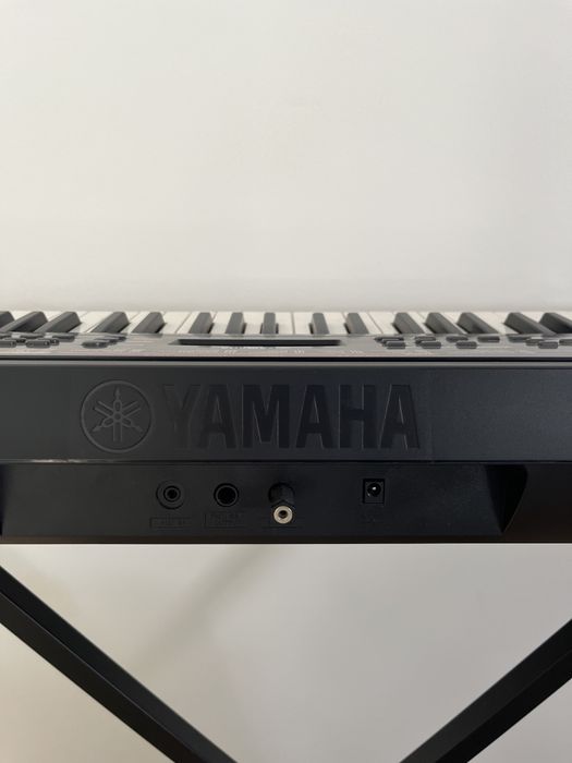 Teclado Yamaha com banco e suporte incluídos