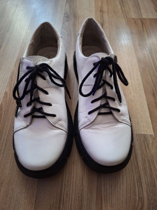 Buty Helios lakierki białe rozmiar 38