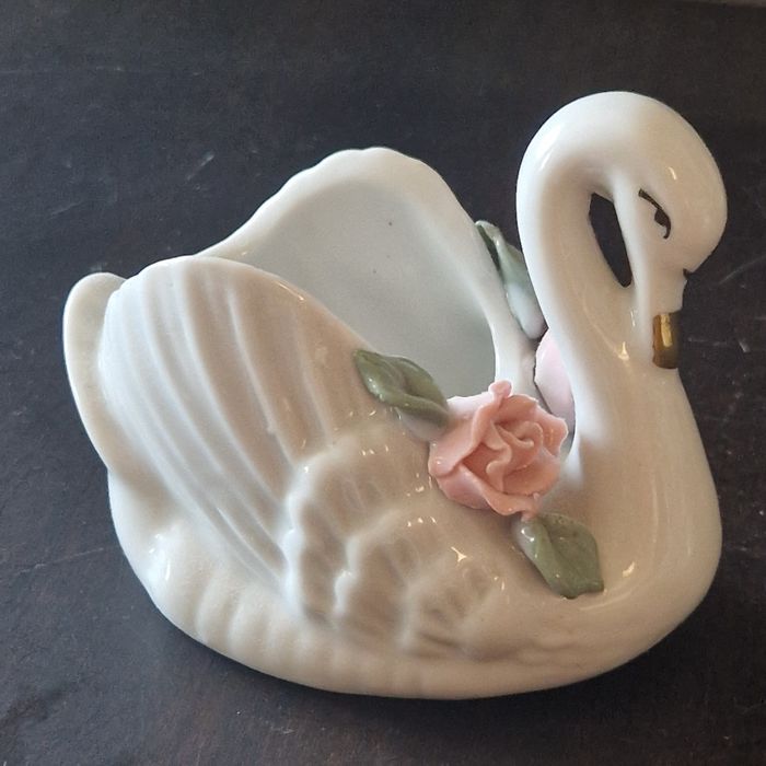Porcelanowy łabędź koszyczek