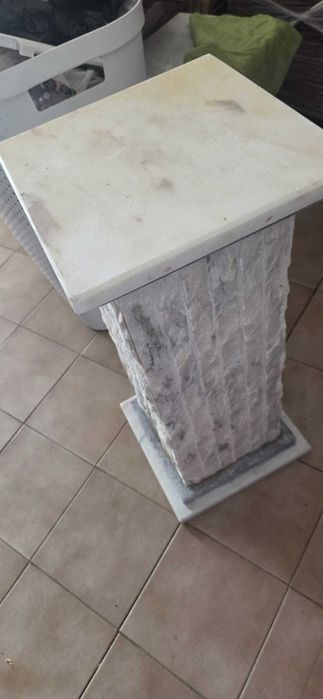 Coluna de pedra decorativa