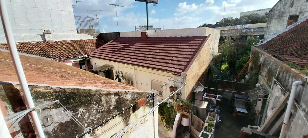 Vila com 5 casas de habitação e 4 lojas comerciais localizada na rua principal de Camarate
