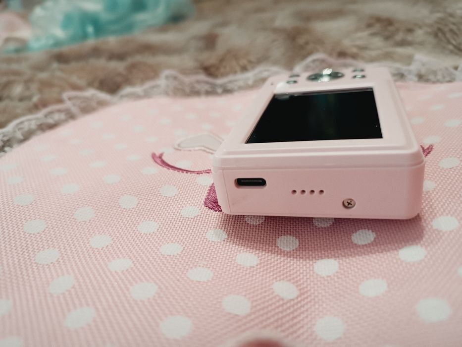 Милая розовая камера,  хорошее качество фото, вспышка, зарядка