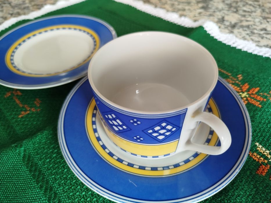 Vários pratos e chávenas de café