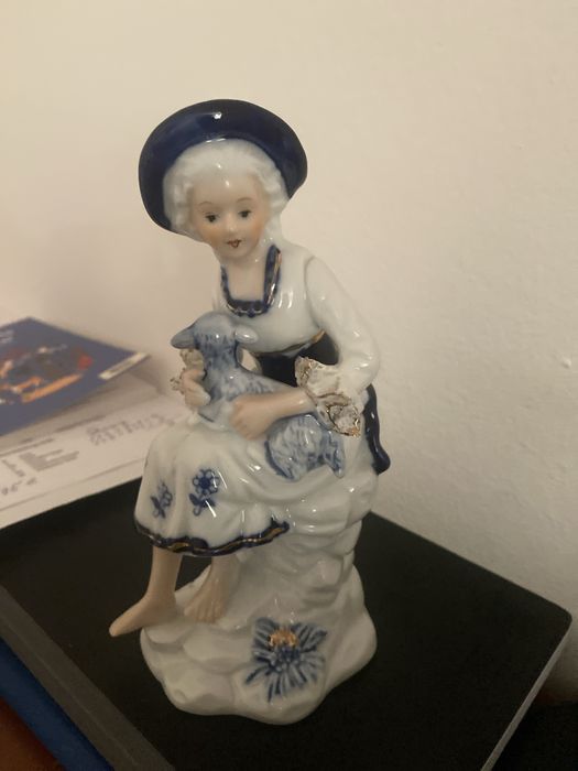 Вінтажна порцелянова фігурка “Дівчина з ягнятком” – 20 см