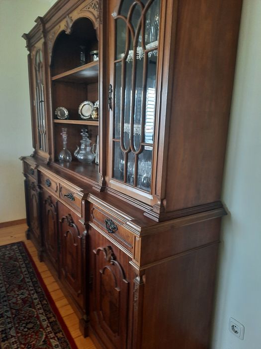 Cristaleira em mogno