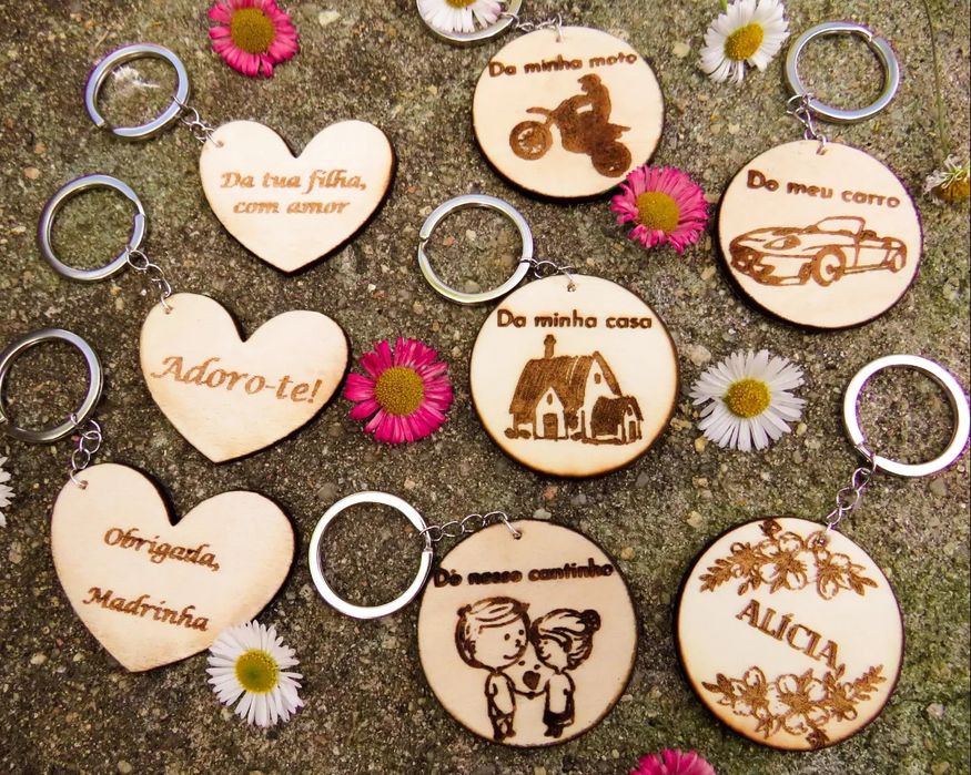 Lembranças em madeira- porta-chaves, ímans..