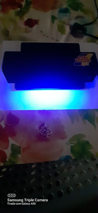 Detectores notas e cartões multibanco falsos.