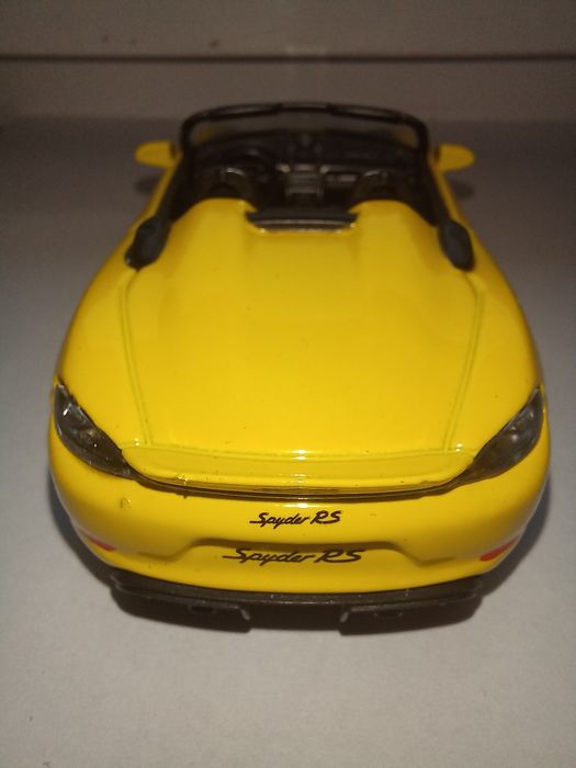 Bburago Porsche 718 Spyder RS, skala 1:43.