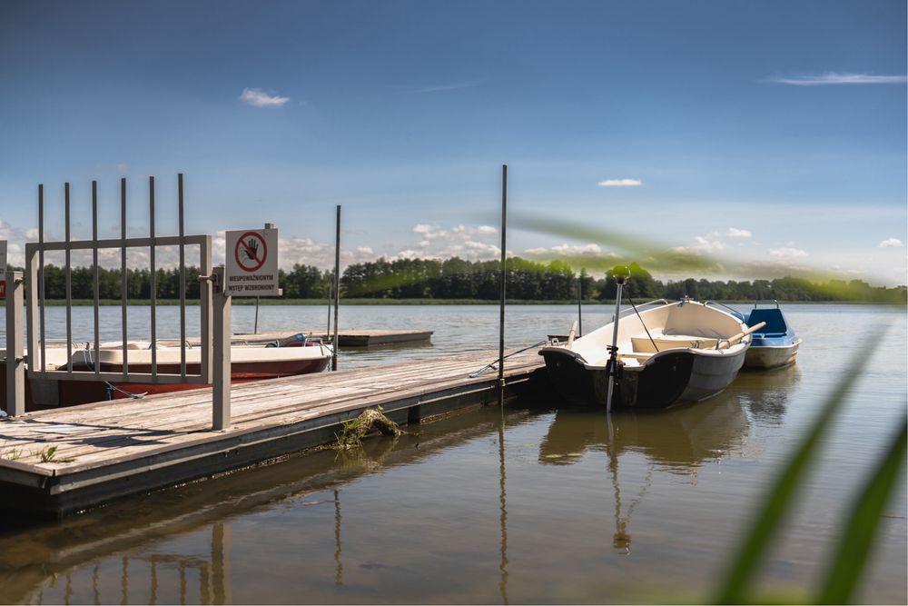 Domek nad jeziorem Warmia i Mazury łódka pomost