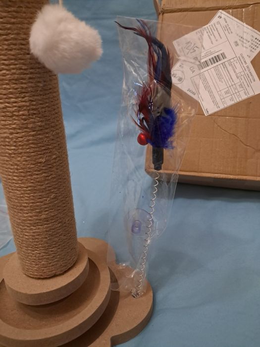 Когтеточка с игрушками для кота