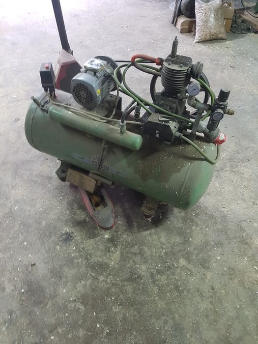 Sprężarka, kompresor powietrza tłokowy.