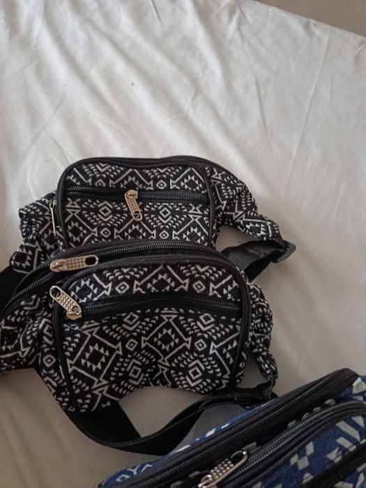 Varias bolsas de cintura  estilo tribal