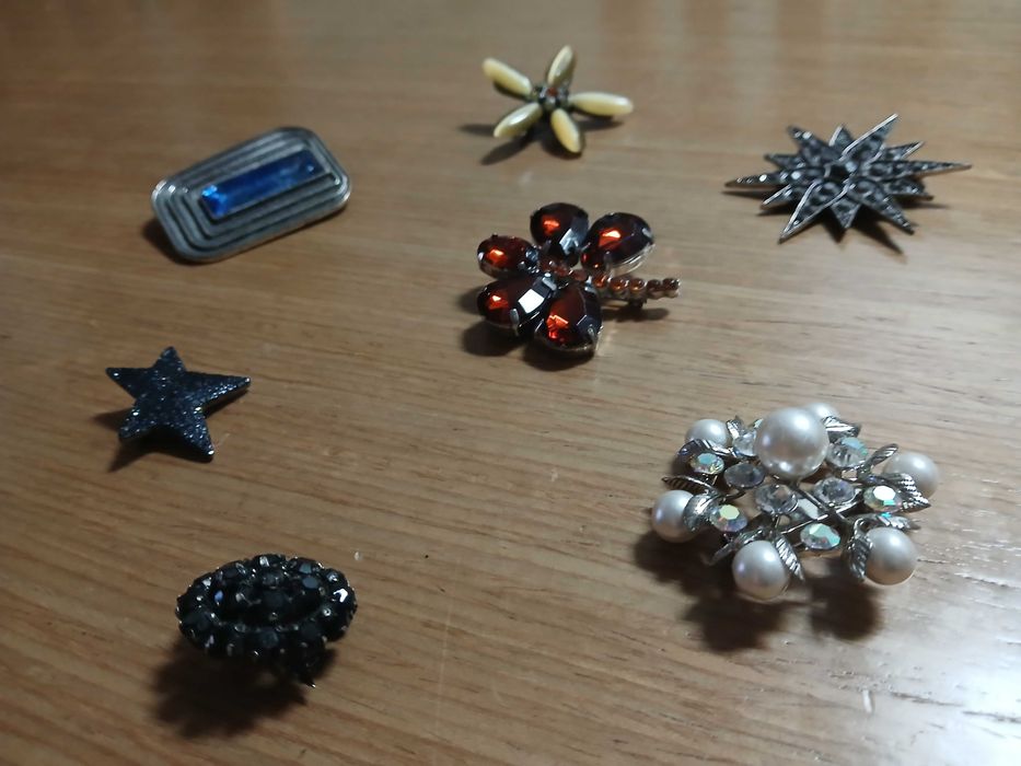 7 alfinetes de peito variados com fecho a funcionar (valor por todos)