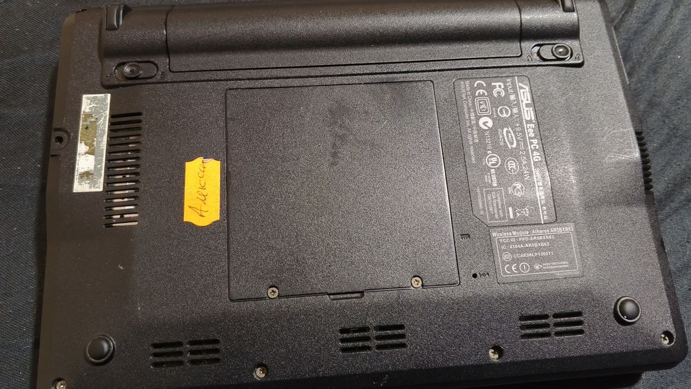 Продам нетбук  старий