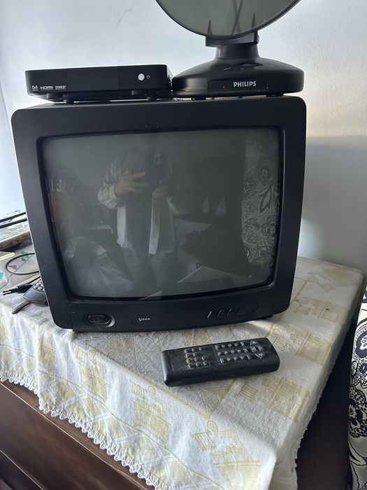 tv antiga com antena e box tdt