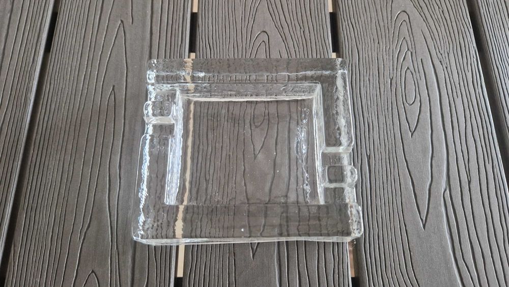 Cinzeiro de vidro transparente novo