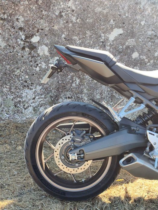 Honda CB650R E-Clutch 2025 | Verde | 8.500 km