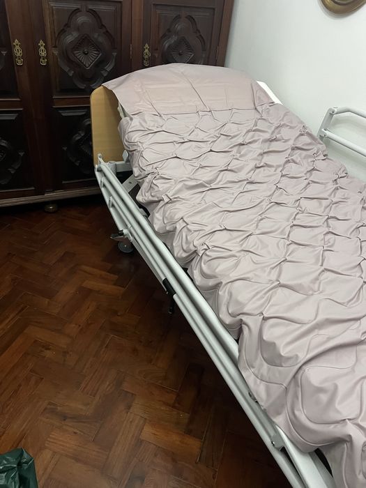 Cama articulada com comando