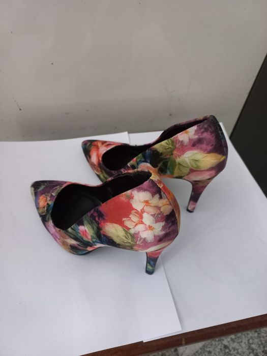 Sapatos novos em cetim multicolorido
