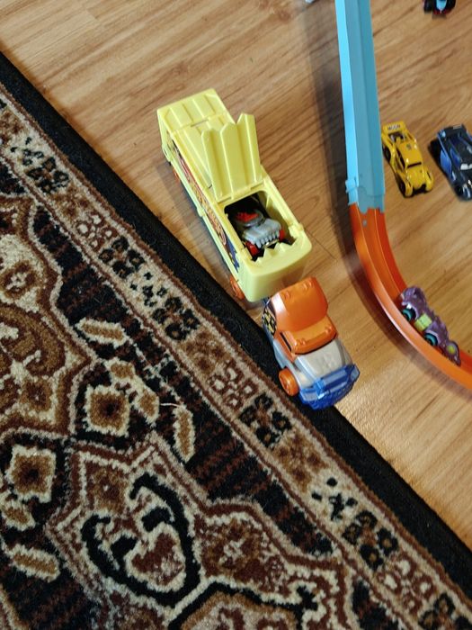 Tory i samochody Hot Wheels.