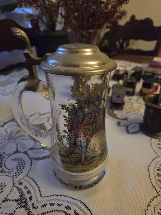 Szklany kufel z cynową pokrywą