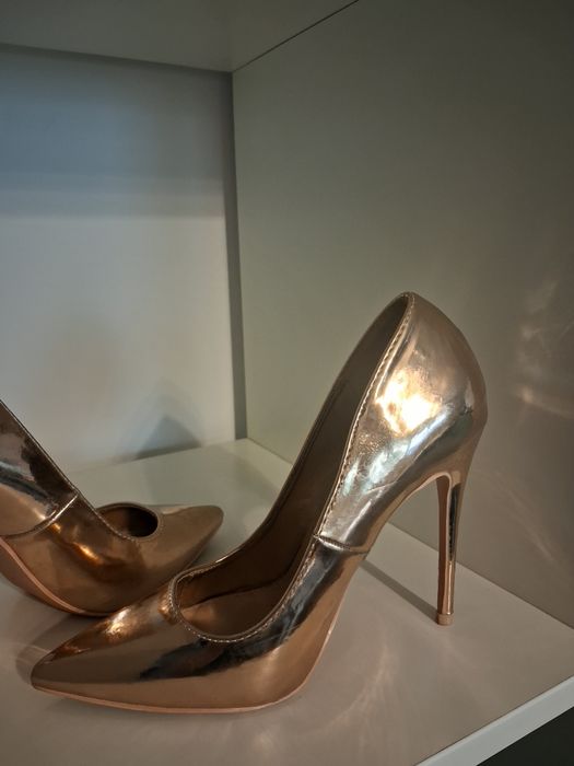 Szpilki złote rozm. 36