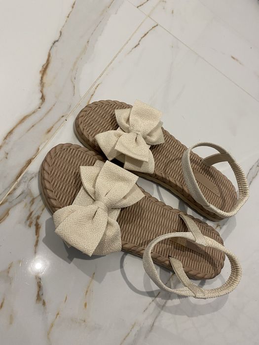 Nowe płaskie sandały z kokardą