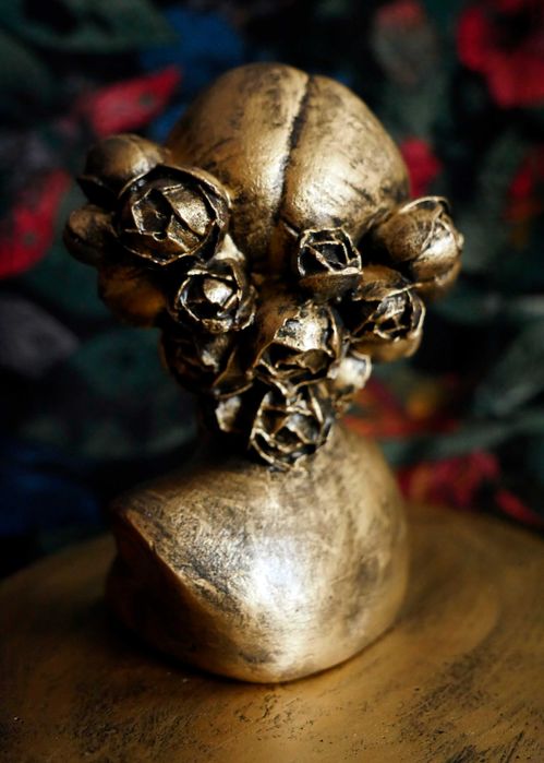 Rzeźba z gipsu złota kobieta z podstawką, wys.10 cm