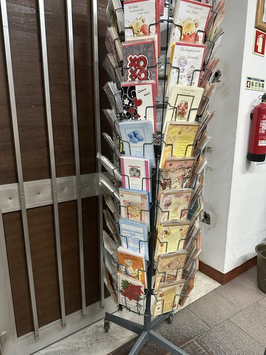Expositor com muitos postais