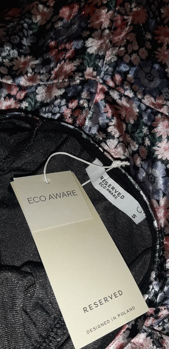 Sukienka welurowa w kwiaty Reserved rozmS