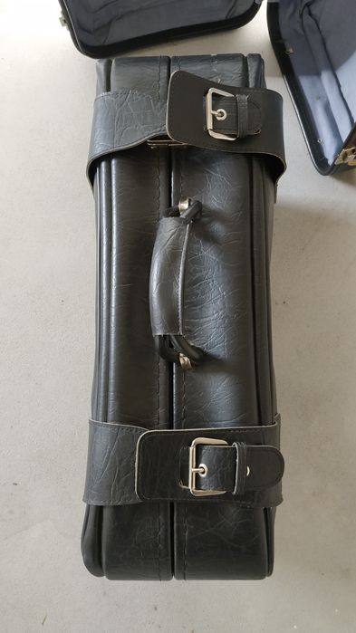 Dwie czarne walizki ze skóry