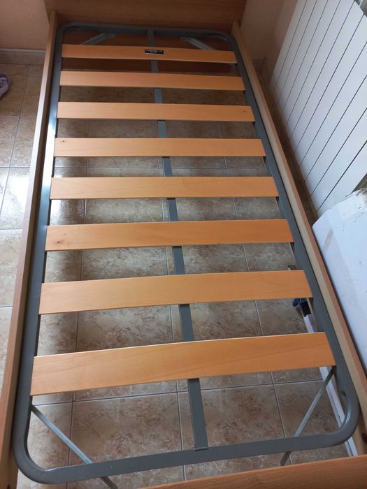 Cama para solteiro com estrado de ripas pouca usada e sem colchão