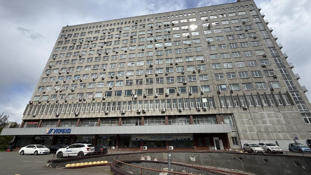 Оренда паркомісць на вул. Євгена Сверстюка,23