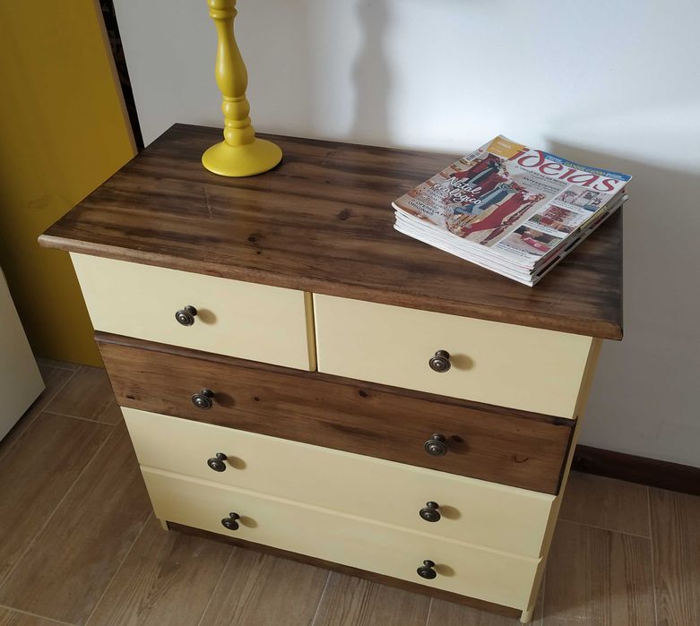 Armário pequeno de côr amarelo claro,restaurado, de quarto ou sala , com 2 gavetas pequenas mais 3 gavetas maiores.