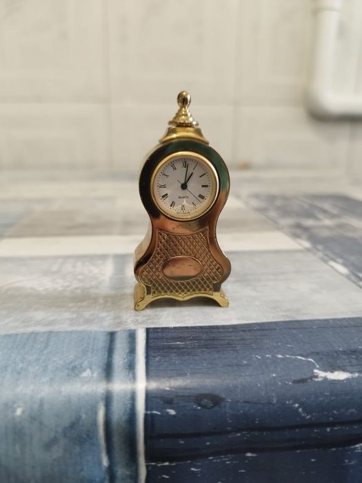 Coleção de relógios miniatura em latão