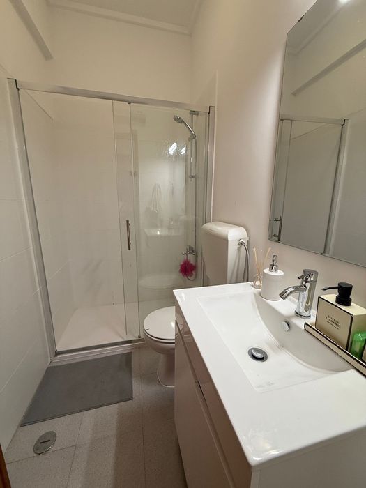 Quarto com varanda e WC privativo em Benfica