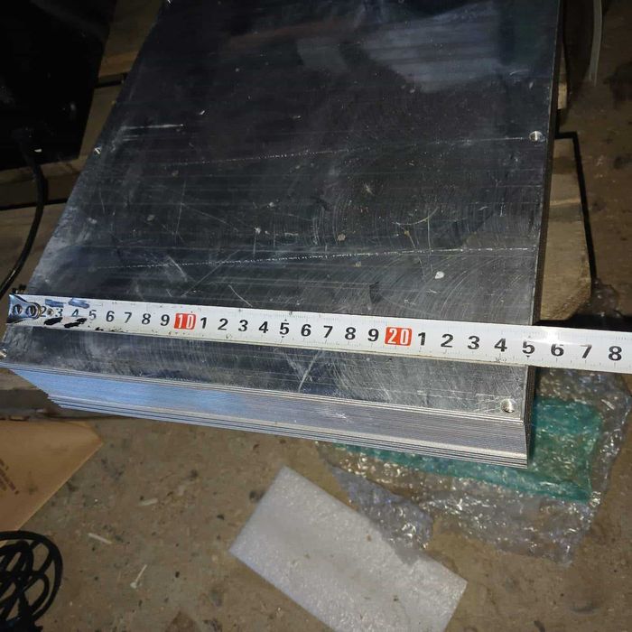 Радіатор алюмінієвий для силових радіодеталей.