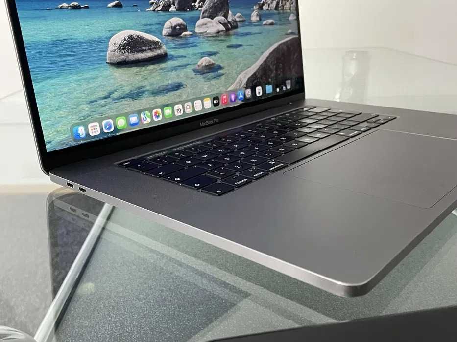 Apple MacBook Pro 16” MacOS Tahoe 16GB 512GB SSD Touch Bar/ID Grafika Radeon 4GB