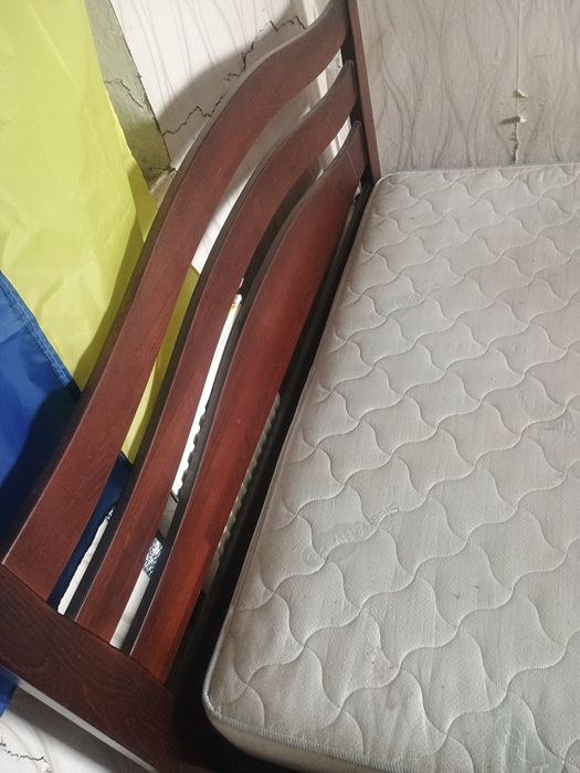 Двухспальная кровать с матрасом