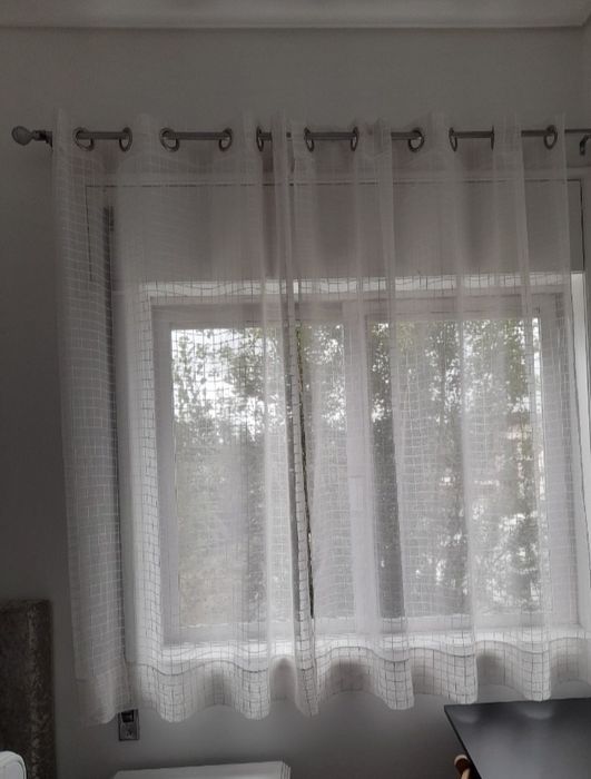 Cortinas brancas em cetim