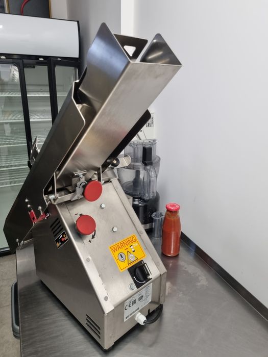 Profesjonalna krajalnica do bułek firmy JAC model ZIP 230V.