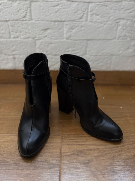 Взуття на підборах, туфлі, ботинки на підборах