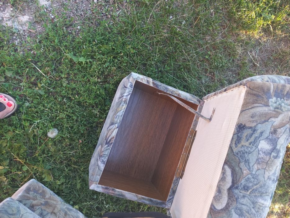 Dwa fotele plus dwie pufy