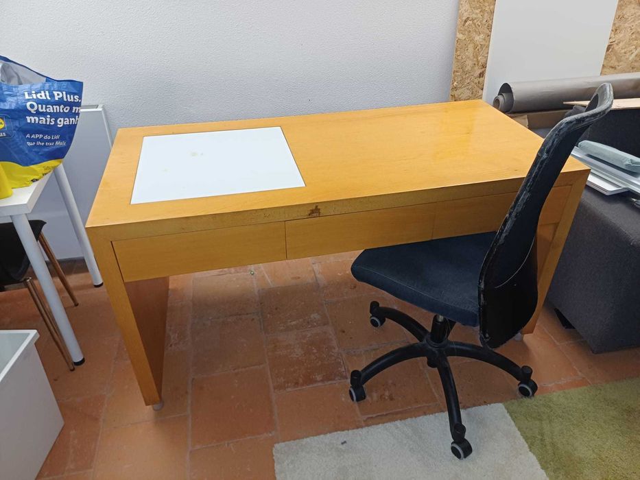 Secretaria em madeira maciça com cadeira