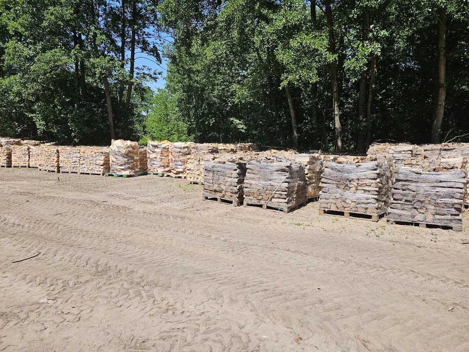 drewno opałowe sezonowane 3 lata pod wiatą, układane na paletach