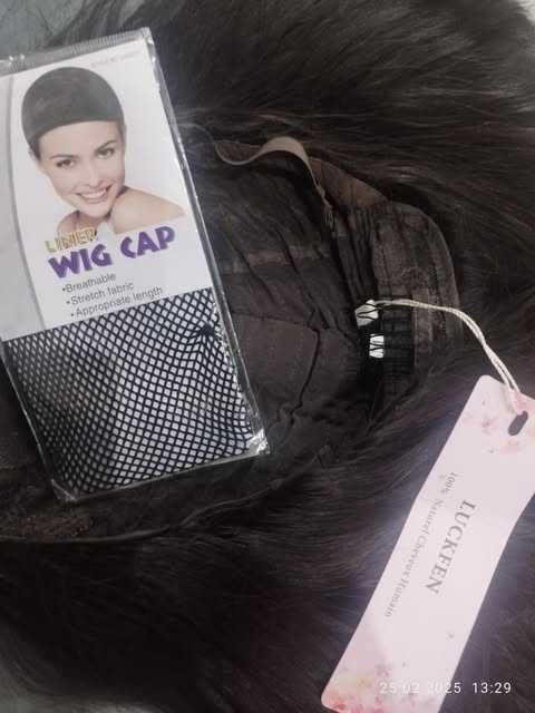 Peruka rozm. M . Włosy jak naturalne, półdługie ,proste. Kolor czarny