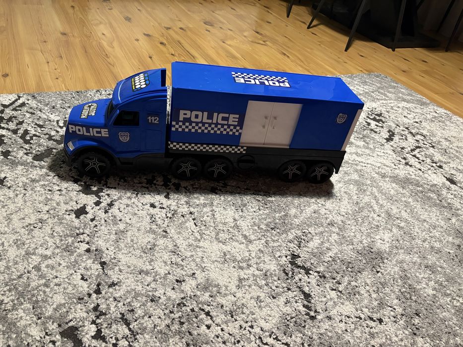 Mega duze auto ciezarowka policja
