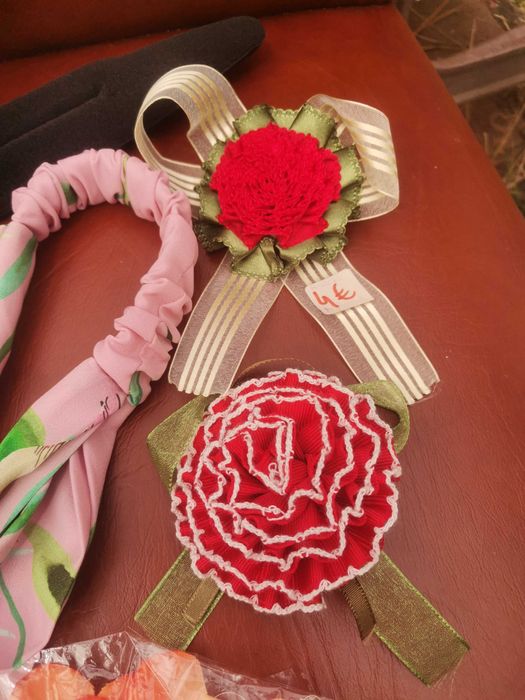 Acessórios de cabelo, cinto, broches