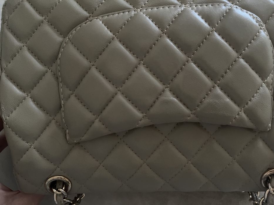 сумка сіро-бежевого кольору Chanel